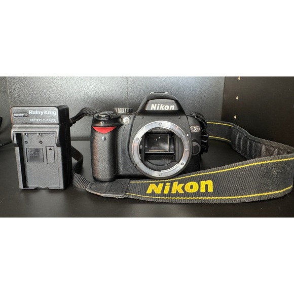 Nikon D60 Digital SLR Camera Body with Strap Battery & Charger *Works* No Lens